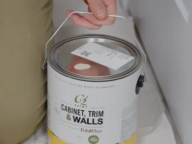Pose de papier peint avec raccords précis